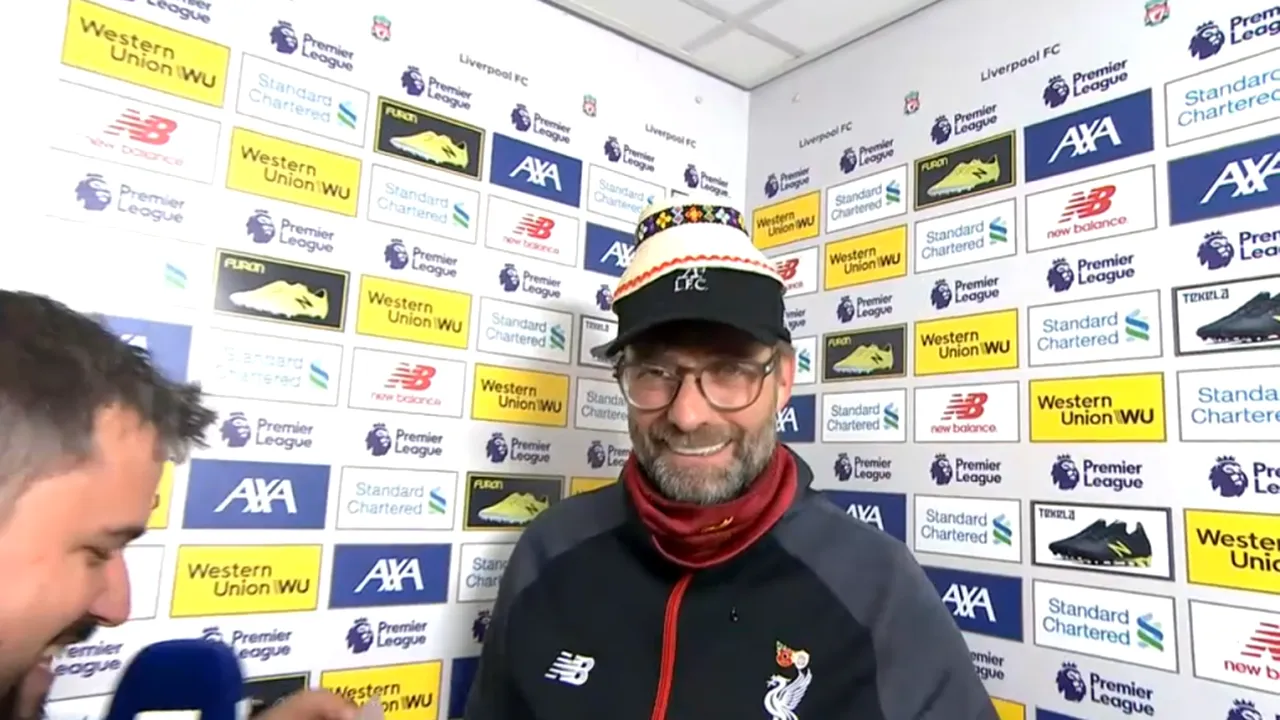Moment inedit după Liverpool - Manchester City 3-1. VIDEO | Jurgen Klopp a primit o pălărie tradițională din Maramureș: 