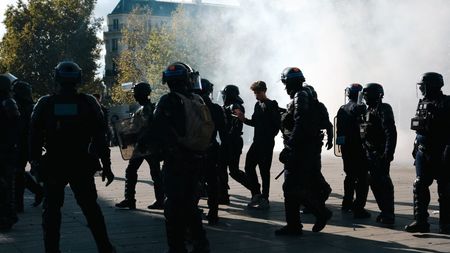 Decizie oficială în Franța, înainte de PSG – Barcelona! Ce se întâmplă cu partida din Champions League după restricțiile de circulație impuse din cauza protestelor violente