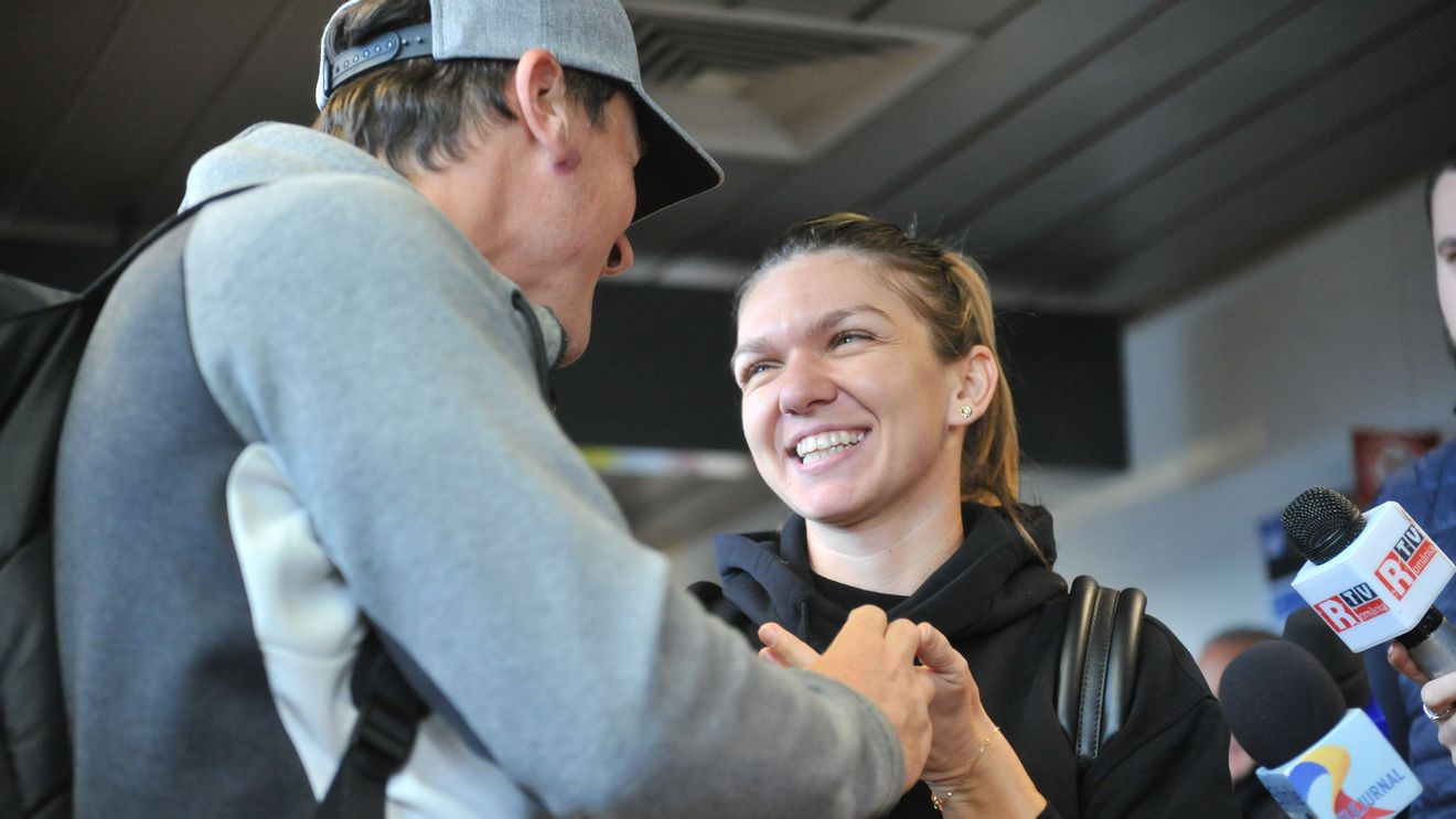 GALERIE FOTO | Simona Halep și zâmbetele smulse la revenirea în România. Un singur om a făcut-o să se destindă pe aeroport