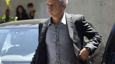 Spaniolii îi strică vacanța "galacticului" Mourinho!** Portughezul e urmărit de blestemul "tiki-taka" și în Singapore: a reacționat nervos când a auzit comparația asta