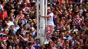 VIDEO & FOTO | Impresionant! Primiri de gală pentru francezi și croați după finala Mondialului! Zeci de mii de oameni pe străzile din Zagreb și "Cocoșii" cântând imnul alături de Macron