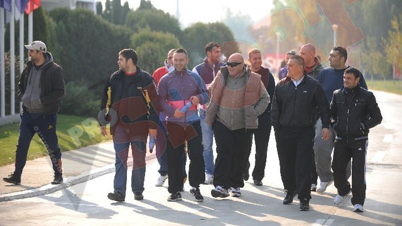 FOTO Suporterii au fost în cantonamentul Stelei să-l pună căpitan pe războinicul Martinovic!** Vorbele astea l-au uns pe suflet pe sârb