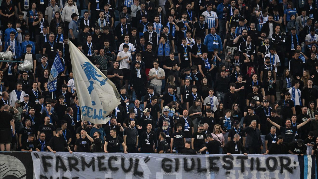 Ce riscă Universitatea Craiova, după mesajele afişate de fanii săi la meciul cu Rapid