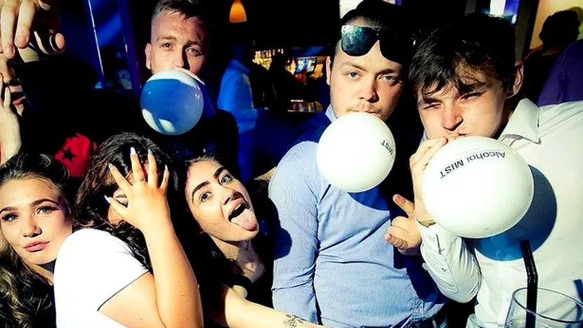 VIDEO | A apărut o nouă metodă prin care tinerii se îmbată: beau alcool din balon! Metoda care face ravagii printre adolescenți