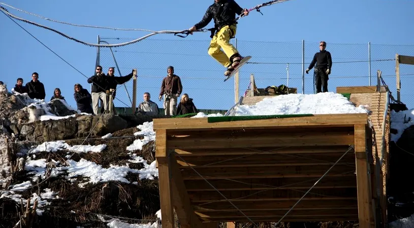 Senzații tari pe pârtie: bungee jumping cu placa de snowboarding de la 30 de metri | VIDEO