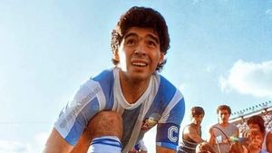 Maradona ar fi împlinit 63 de ani. Un rapidist a achiziționat, în urmă cu o lună, un tricou istoric al lui El Pibe de Oro. Piesă de muzeu. „Singurul care mai avea așa ceva era Gică Hagi, însă nu-l mai găsește, nu-l mai are” | FOTO VIDEO EXCLUSIV