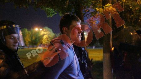 Război în Ghencea!** Fanii, dispersați cu focuri de armă! "Au aruncat cu borduri, un steward a fost rănit"