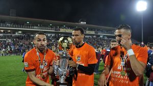 VIDEO | Made in China! Aflat la interviu, Dan Petrescu s-a trezit cu trofeul rupt: "Bine că am apucat să fac poze cu el"