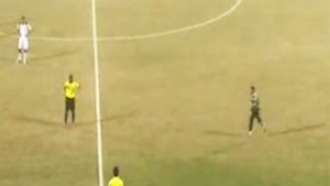 Scene incredibile pe un teren de fotbal!** VIDEO Un român, martor la cea mai nebună decizie din istorie a unui arbitru