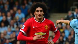 FOTO | Gest oribil făcut de Fellaini în derby-ul orașului Manchester. Belgianul l-a faultat pe Aguero, apoi l-a scuipat. Van Gaal îi ia apărarea