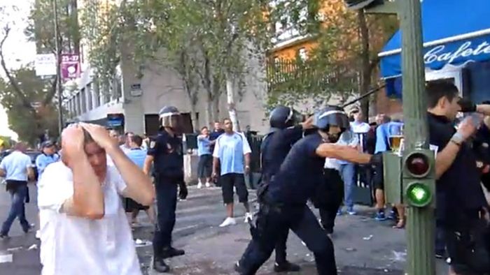 VIDEO ȘOCANT** Liga, PĂ‚TATĂ‚ de gesturi barbare! Forțele de ordine madrilene i-au BĂ‚TUT pe străzi pe fanii lui Manchester City
