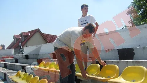 Suporterii fac muncă patriotică!** Fidelitate totală: fanii montează scaune la Sibiu FOTO