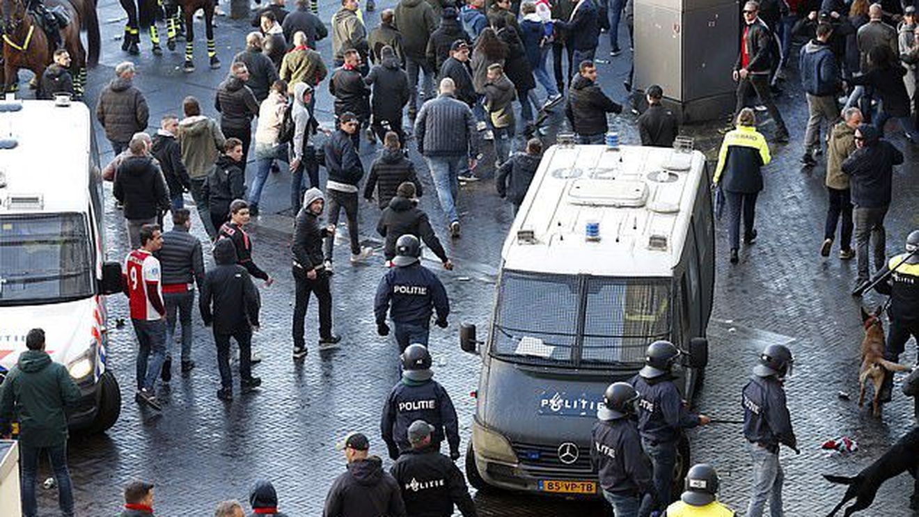 "Captură" impresionantă a poliției din Olanda! 120 de fani ai lui Juventus, arestați la Amsterdam. Ce au găsit polițiștii asupra lor