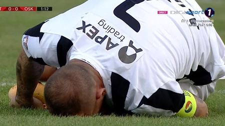 Emoții la națională! Denis Alibec a acuzat o accidentare în minutul 2 al meciului cu Sepsi! Ce s-a întâmplat cu atacantul Astrei | FOTO