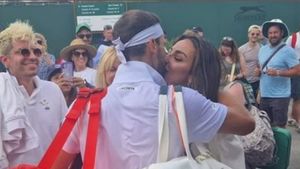 Grigor Dimitrov și Mădălina Ghenea n-au mai ținut cont că îi vede toată lumea! Ipostaza în care au fost surprinși în complexul de la Wimbledon | FOTO