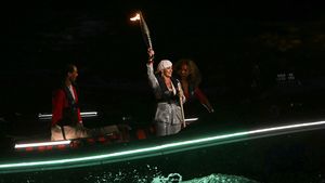 Momentul fabulos cu Nadia Comăneci la ceremonia de deschidere a Jocurilor Olimpice de la Paris! Românca a primit onoarea de a duce torța alături de Nadal și Serena Williams