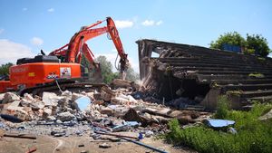 Demolare în ritm alert. Tribuna a II-a a stadionului de la Târgoviște, la pământ