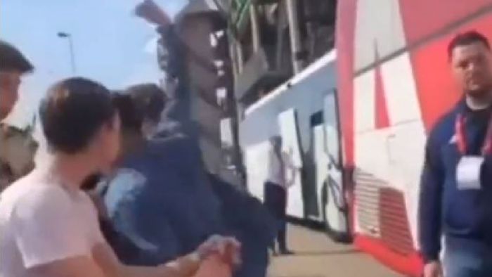 Steven Berghuis, fotbalist de națională al lui Ajax, și-a pierdut cumpătul și a lovit cu pumnul un suporter! Ulterior și-a cerut scuze: „Reacția mea nu rezolvă nimic” | VIDEO