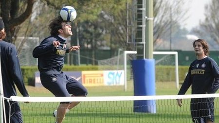 FOTO / Chivu și Ibrahimovic au făcut show la tenis de picior! Vezi cum s-au distrat interiștii!