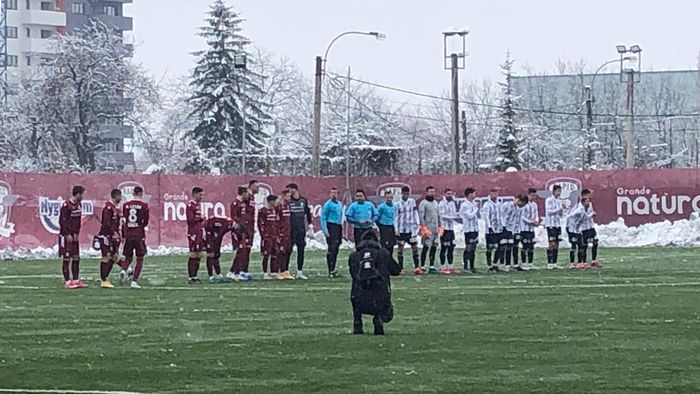 Rapid a învins ”U” Cluj într-un amical amânat cu două ore. Un jucător crescut de ardeleni a fost decisiv pentru giuleșteni. VIDEO | Costel Enache a ajutat la deszăpezit