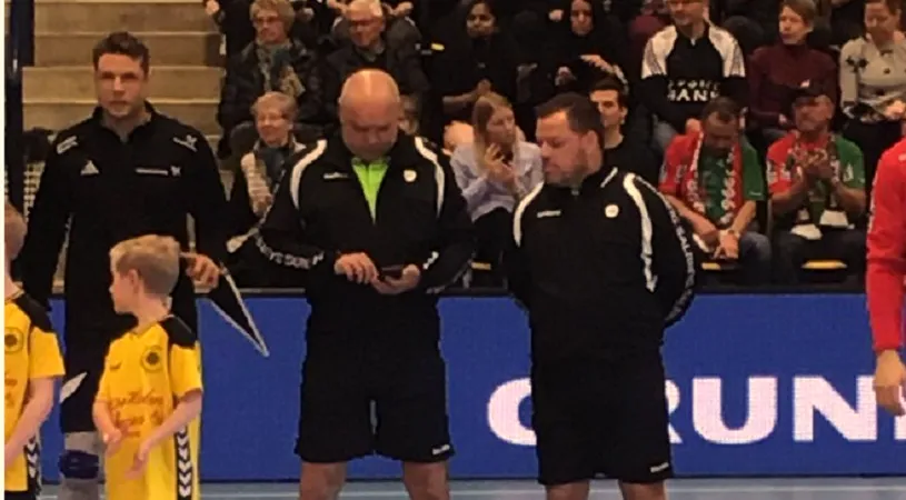 Danezii fac scandal! Un arbitru internațional român, surprins cu telefonul în teren la prezentarea echipelor la un meci din Cupa EHF. Reacția ironică a arbitrului: 