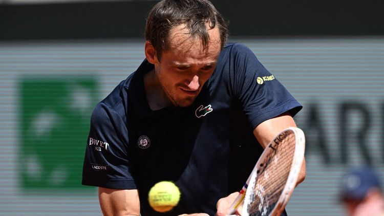 TENIS Ce i-a spus rusul Medvedev soției sale, direct de pe teren, în timpul meciului încheiat cu o RUȘINE ISTORICĂ la Roland Garros
