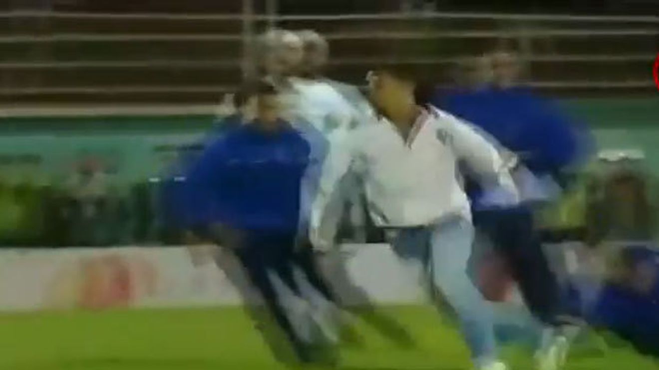 VIDEO Le-a arătat cum se face un dribling! Un spectator le-a predat o lecție despre fente fotbaliștilor algerieni și tunisieni