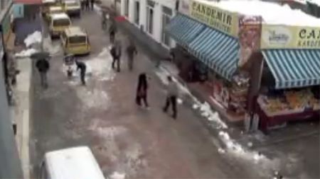 Și-a găsit mașina făcută zob! VIDEO Acest șofer nu va mai parca niciodată fără a se uita în sus