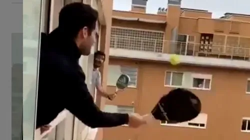 Se plictiseau teribil în izolare și au decis să joace tenis… pe geam! Doi spanioli au devenit virali pe internet | VIDEO