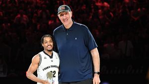 Cum arată Ghiță Mureșan, gigantul de 2,31 metri care a jucat în NBA, la 53 de ani. Ministerul Afacerilor Externe a postat o imagine cu el