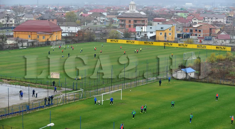 Rivalitate peste gard!** Echipele Craiovei s-au antrenat în același timp în complexul 