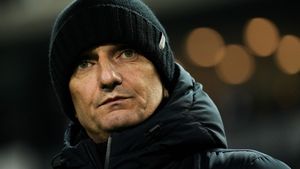 Reacția lui Răzvan Lucescu atunci când a văzut golul de 2-0 al echipei sale anulat, în PAOK - FCSB