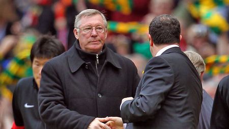 Ferguson îl pune pe Rafa Benitez să aleagă înainte de meciul cu Steaua:** "Noi avem timp, nu-i problemă!" Ce alege Chelsea: tradiția sau unicul trofeu lipsă?