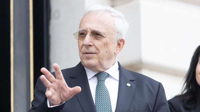 Un fond de investiții din Anglia i-a făcut ofertă lui Mugur Isărescu, prin intermediari, pentru „bijuteria” din Cotroceni în care britanicii au vrut să bage zeci de milioane de euro