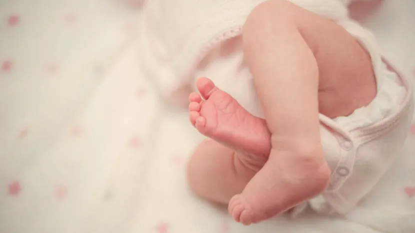 Un bebeluș de patru zile a murit sufocat, după ce mama a adormit în timp ce îl hrănea