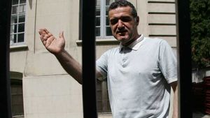 Probleme în Paradis: Becali Bank interzisă!
