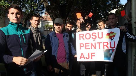 Scandal la Constanța: arbitrii au protestat în fața sediului AJF! "Fluierașii" amenință că nu se vor mai prezenta la meciuri
