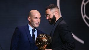 Cum a comentat Cătălin Botezatu apariția lui Karim Benzema de la festivitatea Balonului de Aur: „A purtat o cămașă asemănătoare cu una creată de mine și purtată de Marcel Pavel”. Ce spune de restul ținutei fotbalistului de la Real Madrid