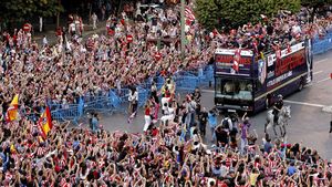 VIDEO Fanii lui Real s-au uitat din nou cu jind la sărbătoarea rivalilor! Atletico, din nou vedetă pe străzile din Madrid