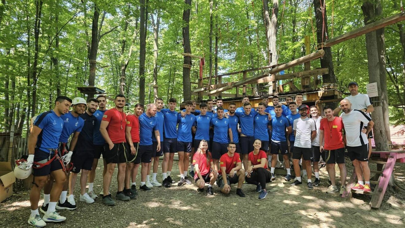 Tony da Silva și-a testat elevii într-un parc de aventură înainte de plecarea în cantonament. „Pentru unii a fost mai greu aici decât pe teren”. SPECIAL