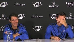 Rafael Nadal a glumit cu Roger Federer după ce l-a depășit la numărul de Grand Slam-uri, dar mesajul spaniolului nu a fost „gustat" de toată lumea: „Prietene, ai făcut rezervarea?"