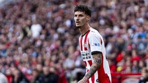 Dennis Man a rezistat doar 45 de minute! Ce notă a luat după ce a fost schimbat la pauză, iar înlocuitorul său a marcat pentru PSV la prima fază