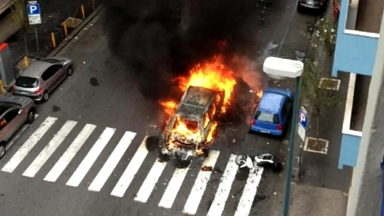 VIDEO - Scene de duritate extremă în Italia! Fanii lui Napoli au atacat un autocar cu suporterii lui Foggia, apoi au incendiat o mașină!