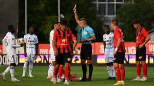 Moment cum rar se vede în Superliga. Arbitrul Feșnic a vrut să arate cartonașul galben, dar și-a dat seama de gafa pe care a făcut-o