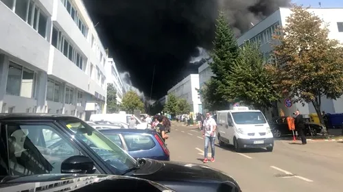 Incendiu puternic în zona de Nord a Capitalei! A ars o hală în întregime. Oamenii au fost evacuați. Fumul negru se vede de la 10 km distanță