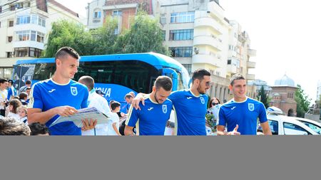 "Vrem să bateți Dinamo!". Fotbaliștii de la CS U Craiova, în mijlocul elevilor cu ocazia deschiderii noului an școlar! Galerie FOTO cu Băluță & Co