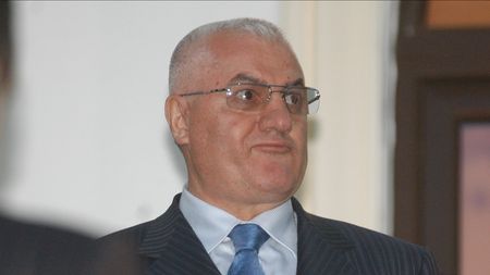 Ia 5.000 de euro numai din pensie şi a decis să dea burse tinerilor nevoiaşi: „Ajutăm deja peste 10 amărâți”