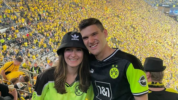 Un român care e suporter Borussia Dortmund a investit mii de euro în colecția sa de tricouri și nu ratează nicio deplasare a favoriților. „În ultimii 9 ani am pierdut maxim două meciuri!” Întâlnirea cu Reus și Bellingham l-a marcat | FOTO & VIDEO EXCLUSIV