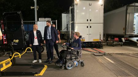 Prezență specială la FCSB - Anderlecht alături de suporterii roș-albaștri! Mihai Neșu și-a făcut apariția la Arena Națională