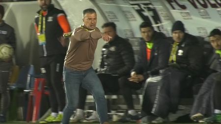 Ce nu s-a văzut la televizor! Suporterii au aruncat cu targa după Daniel Pancu! Antrenorul, dezlănțuit la meciul Rapid- Turris. „Știu că se vede urât” | VIDEO EXCLUSIV